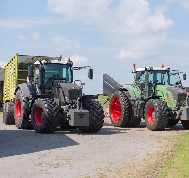 2 tractors YrD6Wo3RReCzoQG2